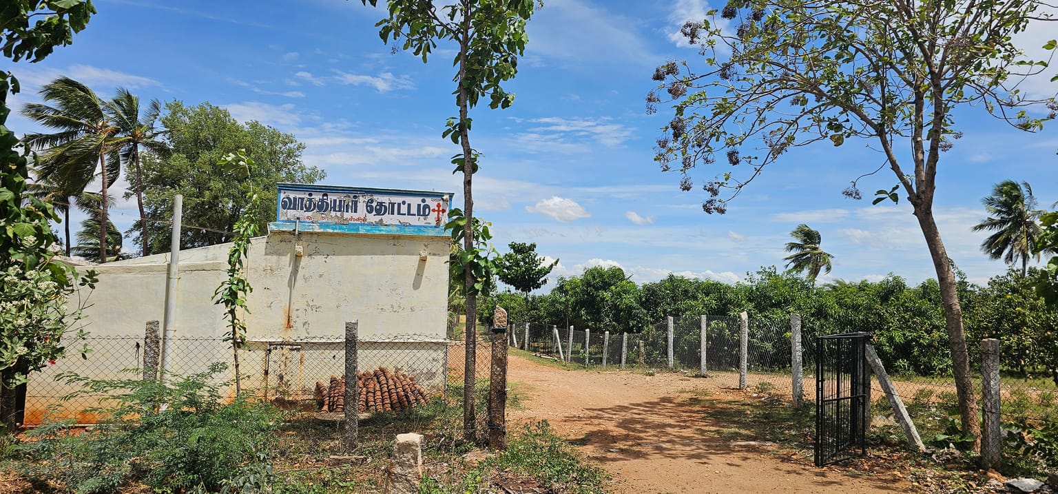 The Vathiyar Thottam farm building and sign on the path at Muthanampatti